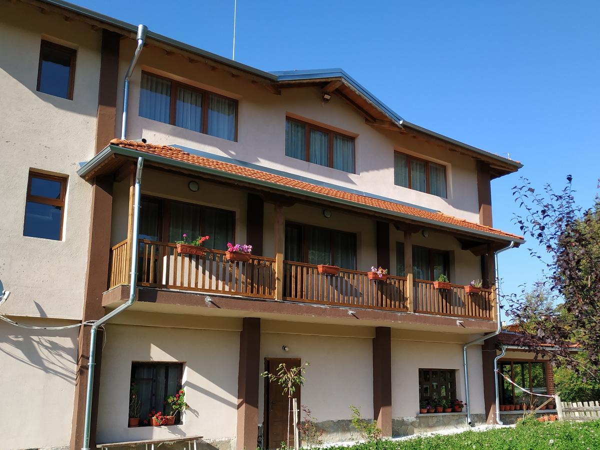 Family Hotel Panorama Chiflik Esterno foto